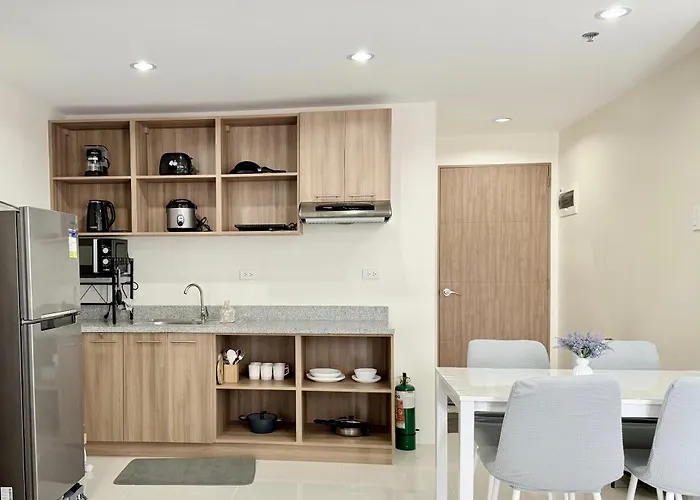 Escape Mactan, With Balcony, Near Airport & Beaches Apartment